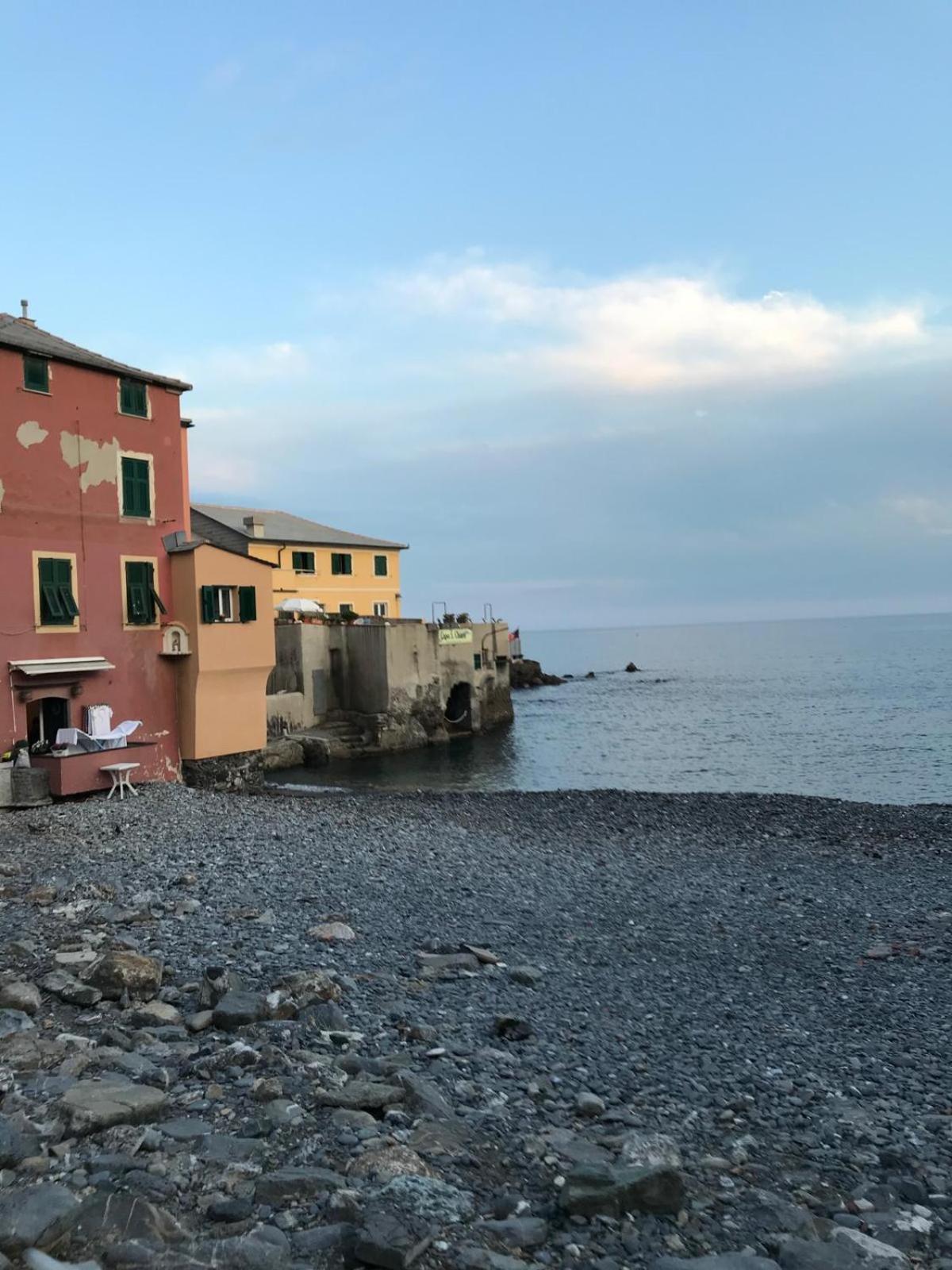 Casa Sulla Spiaggia Di Boccadasse Genoa Exterior photo